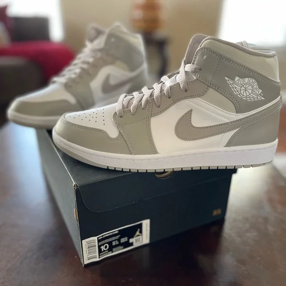 Air Jordan 1 College Grey/ Light Bone Size 10 Nike Air Jordan 1 Mid Linen College Grey Light Bone 554724  main image 2